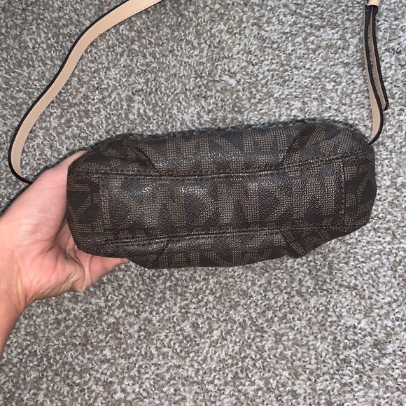 Michael Kors small crossbody- used - Picture 5 of 7